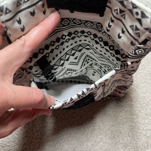 Kavu Mini Keeper Canvas Crossbody Bag Black White Geometric Aztec Small Purse - Picture 7 of 16